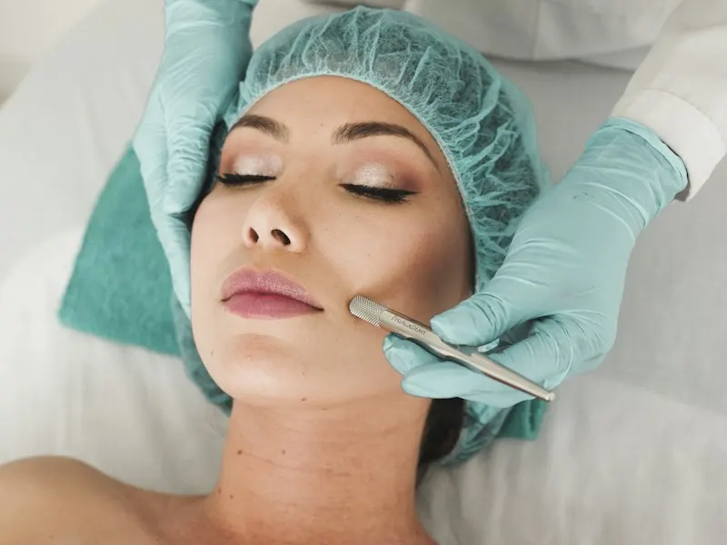 Profissional realizando procedimento facial