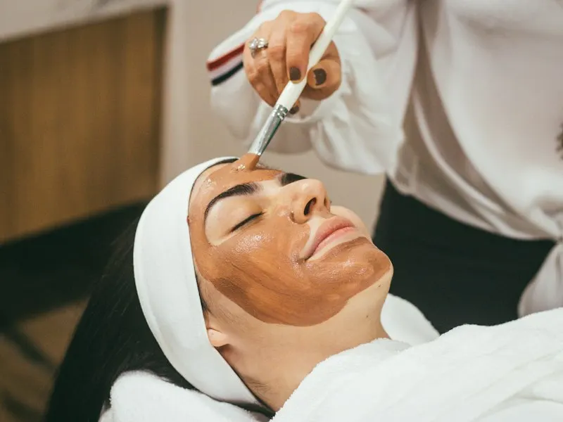 Tratamento facial com máscara